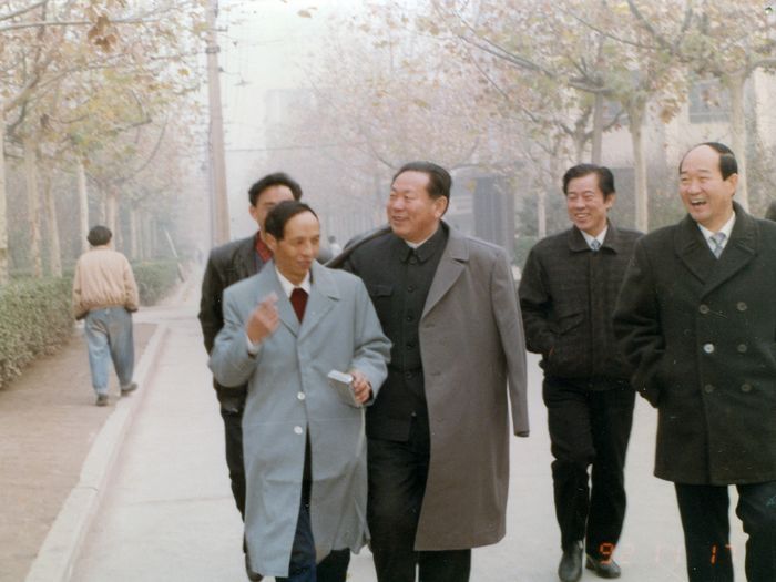 陪同原能源部部长、山西省委书记胡富国视察工作