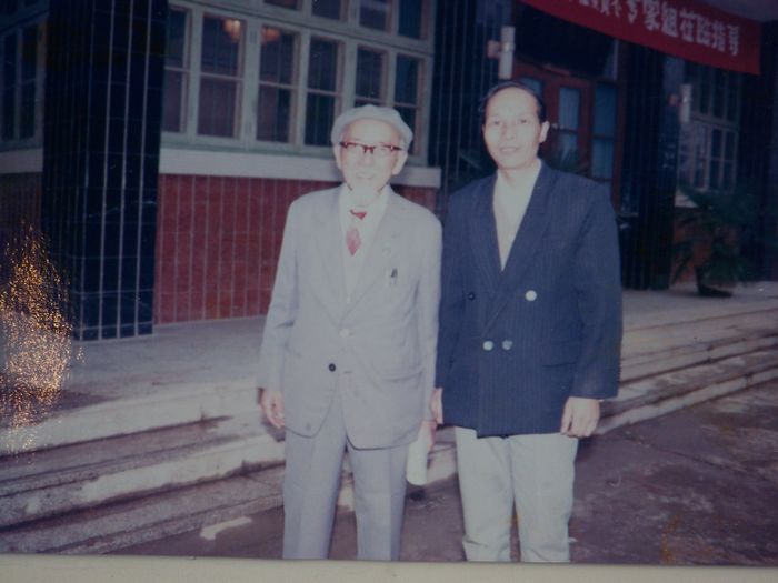 全国政协委员、全国劳动模范、著名昆虫学家周尧在一起